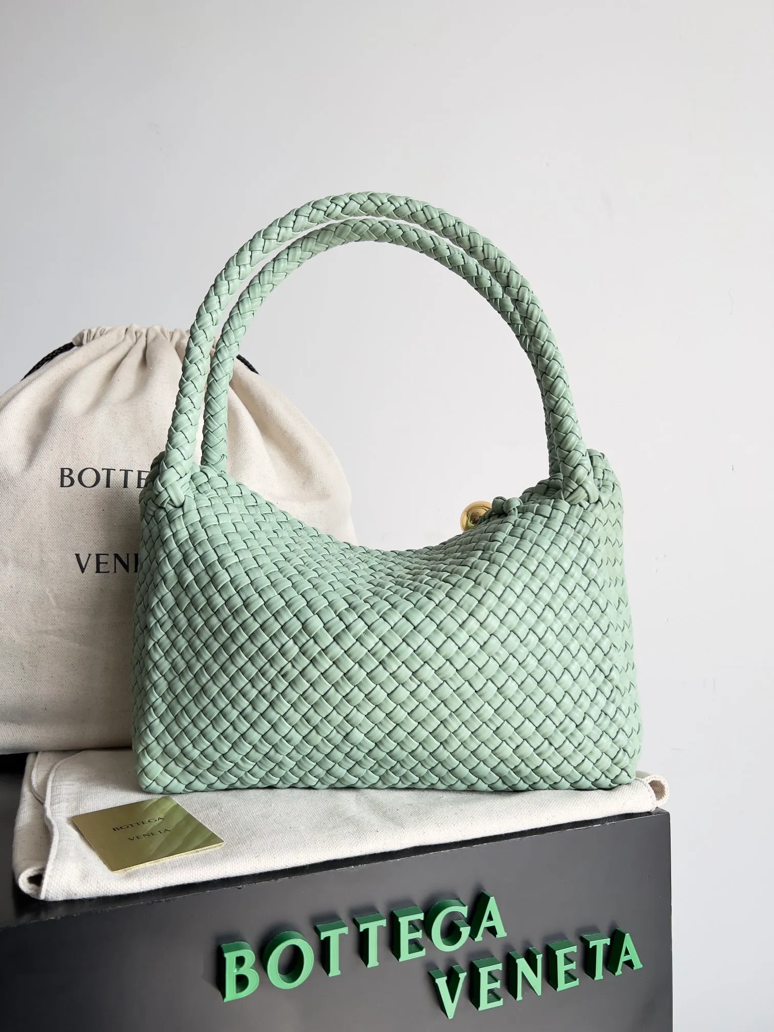 Batch 5760 BV collectible small woven handbags are really YYDS!! Bottega Veneta’s most classic small woven handbags are back! ! We use the highest quality leather with the highest craftsmanship❤️ to create the most expensive works. We have created the original Intrecciato leather weaving process❤️ This unique traditional exclusive leather weaving method has not only become our logo but also reflects the time-consuming and labor-intensive craftsmanship of our products❤️ The new TOSCA handbag must be a selection worth collecting🆕 Style number: 716974 Size: 27*9*18cm